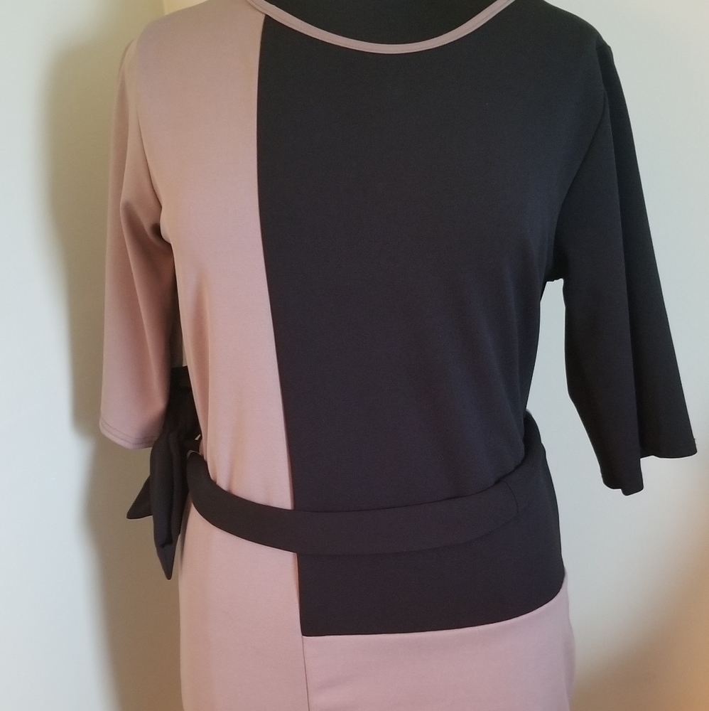 Short sleeved colorblocked midi with belt